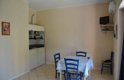 Dorio Apartment | Holiday apartment with Wi-Fi and terrace or small garden