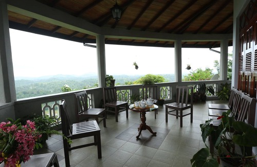 Kandy House | Holiday bungalow on top of a misty mountain