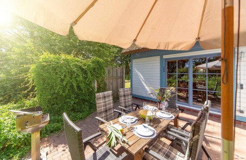 Ummanz Apartment | Holiday EC - Apartments in thatched house