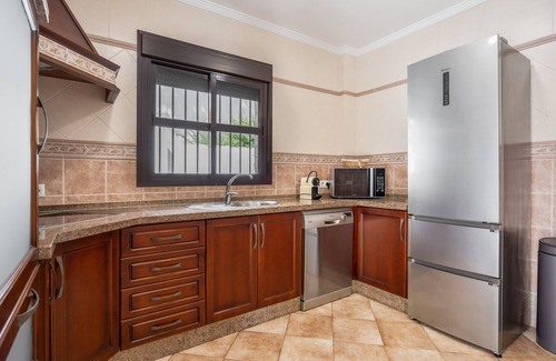Chiclana de la Frontera House | Holiday Home 'Chalet Con Piscina' with Private Pool, Wi-Fi and Air Conditioning