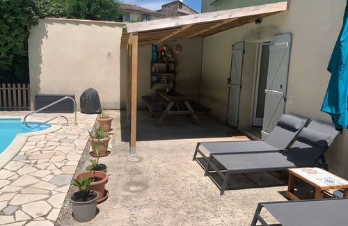 Villemagne-l'Argentiere House | Holiday Home 'Maison Sur La Mare' with Mountain View, Private Pool and Wi-Fi