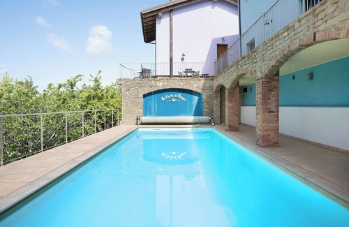 Cerretto Langhe Apartment | Holiday Home 'La Corte di Langa Alloggio Rubino' with Shared Pool & Wi-Fi