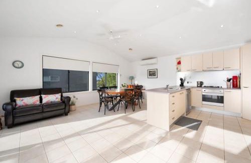 Torquay House | Holiday Haven - Coastal Comfort in Old Torquay