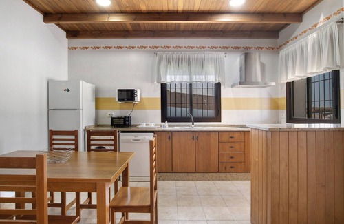 Conil de la Frontera House | Holiday Home 'Alpes 2 Solo Familias' with Private Pool, Shared Terrace and Wi-Fi