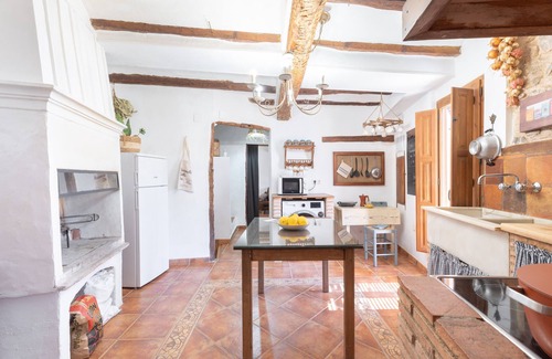 Villanueva de Viver House | Holiday Home 'Raices Rurales' with Mountain View, Private Terrace and Wi-Fi