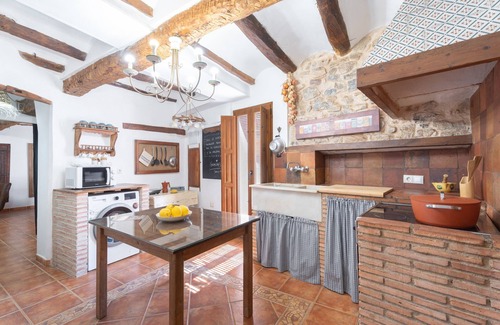 Villanueva de Viver House | Holiday Home 'Raices Rurales' with Mountain View, Private Terrace and Wi-Fi