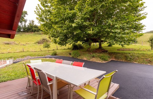 Isturits House | Holiday Home 'À Isturits Avec Piscine' with Shared Pool, Private Terrace and Wi-Fi