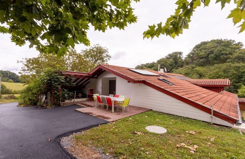 Isturits House | Holiday Home 'À Isturits Avec Piscine' with Shared Pool, Private Terrace and Wi-Fi