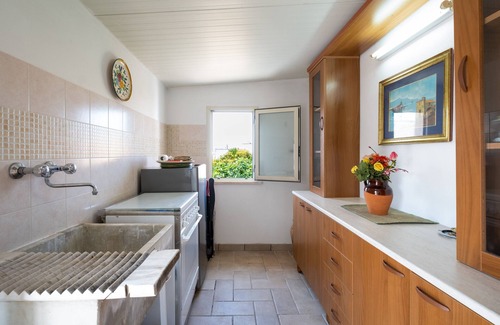 Noha House | Holiday Home 'Adelaide' with Private Terrace and Air Conditioning