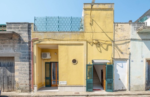 Noha House | Holiday Home 'Adelaide' with Private Terrace and Air Conditioning