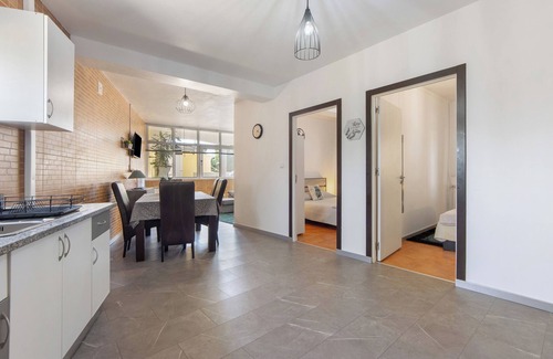 Ponte de Vagos House | Holiday Home 'Amarela' with Shared Pool, Wi-Fi and Air Conditioning
