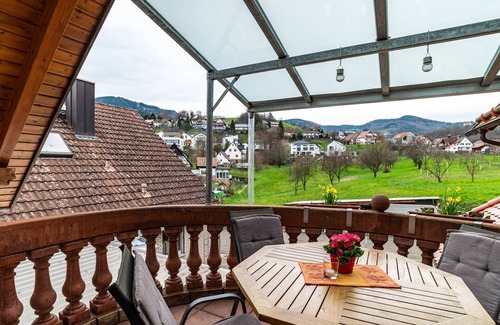 Lauf House | Holiday Home 'Burgblick' with Mountain View, Balcony and Wi-Fi