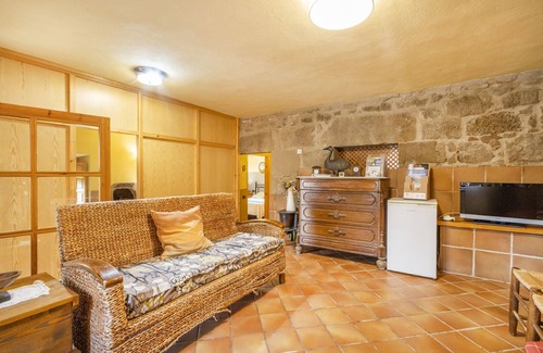 Casserres House | Holiday Home 'Cal Viudet Vell' with Mountain View, Private Pool and Wi-Fi