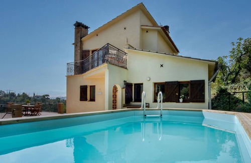 Arbucies House | Holiday Home Can Castells with Mountain View, Pool & Wi-Fi