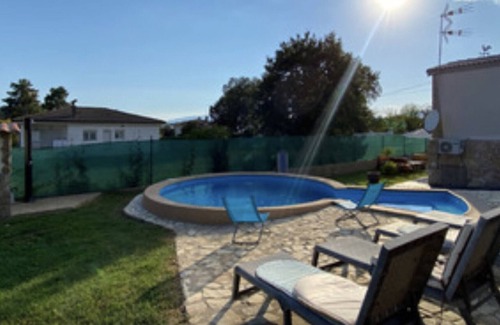 Sils House | Holiday Home 'Can Dennis' with Private Pool, Wi-Fi and Air Conditioning