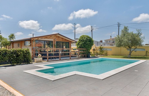 Ponte de Vagos House | Holiday Home 'Casinha Saragoça E Vergueiro' with Shared Pool, Wi-Fi and Air Conditioning