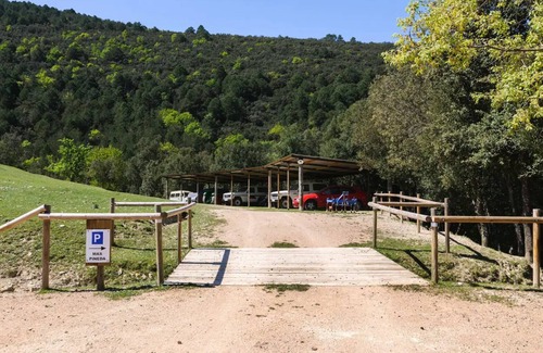 Montagut House | Holiday Home Casa a la natura de la Garrotxa with Mountain View, Terrace & Wi-Fi