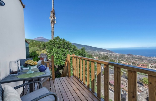 La Orotava House | Holiday Home Casa de Teja with Sea View, Mountain View, Wi-Fi, Terrace & Garden; Pet-friendly