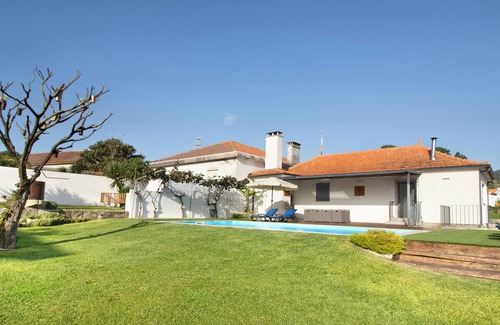 Carreco House | Holiday Home 'Casa Do Cato' with Sea View, Wi-Fi and Air Conditioning