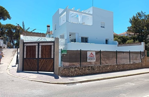 Punta Umbria House | Holiday Home 'Casa Alhamar' with Private Pool, Wi-Fi and Air Conditioning