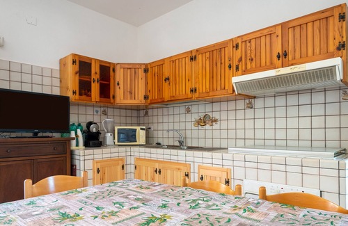 Manduria House | Holiday Home 'Casa Negli Ulivi' with Shared Pool, Shared Garden, Terrace & Wi-Fi