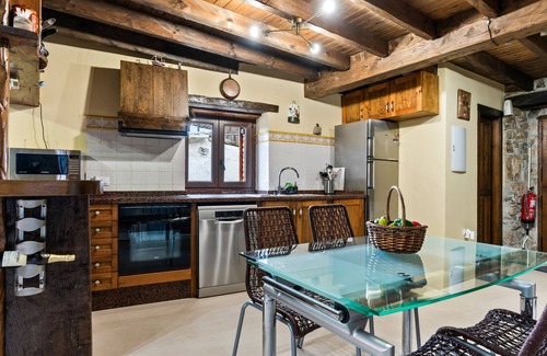 Tornon House | Holiday Home 'Casa Rural Adrimar' with Mountain Views, Wi-Fi and Air Conditioning