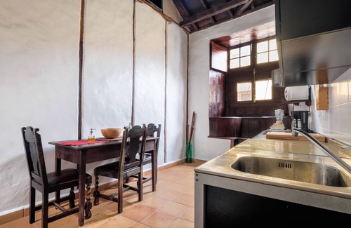 Garachico House | Holiday Home "Casa Tradicional Canaria - I" near the Sea with Mountain Views and Wi-Fi