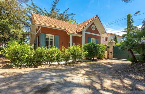 Saint-Aygulf House | Holiday Home 'Chalet' with Sea View, Wi-Fi and Air Conditioning
