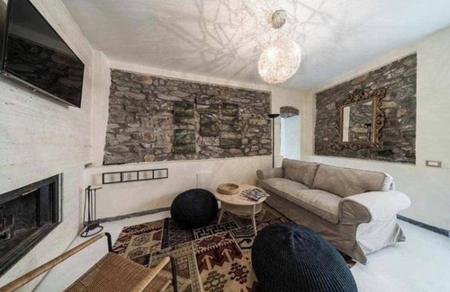 San Terenzo Monti House | Holiday Home 'Chiarissima Dei Venti' with Mountain View, Private Terrace and Wi-Fi