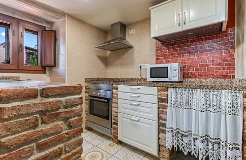 Soto de Cangas House | Holiday Home 'El Floreu De Remis' with Private Terrace, Private Garden and Wi-Fi
