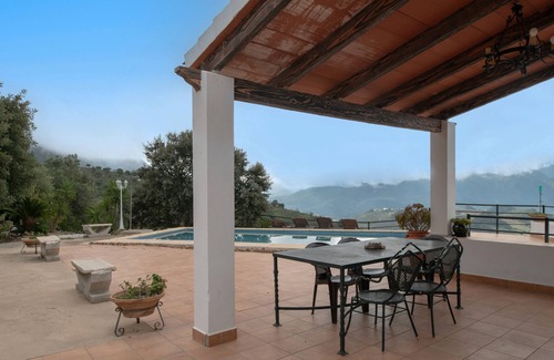 El Gastor House | Holiday Home 'El Mirador De La Luna' with Lake View, Private Pool and Wi-Fi