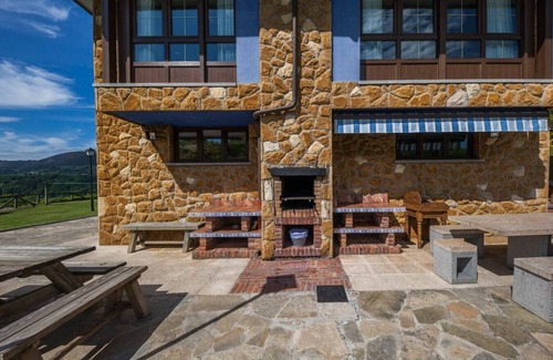 Sevares House | Holiday Home 'El Pongallin' with Lake Views, Private Terrace and Wi-Fi