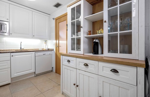 Cambrils House | Holiday Home 'Emi' with Shared Pool, Wi-Fi and Air Conditioning