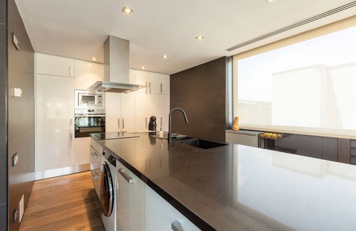 El Papiol House | Holiday Home 'Espai Oliveres' with Private Pool, Wi-Fi and Air Conditioning