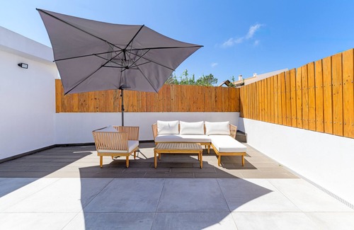 Camarate House | Holiday Home 'Esteva Country House' with Mountain View, Wi-Fi and Air Conditioning