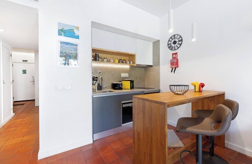 Estoril House | Holiday Home 'Estoril Art and Surf' with Balcony, Wi-Fi and Air Conditioning