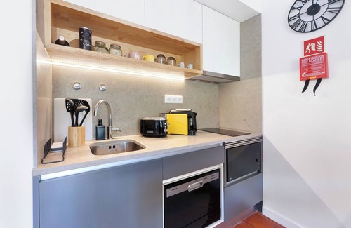 Estoril House | Holiday Home 'Estoril Art and Surf' with Balcony, Wi-Fi and Air Conditioning