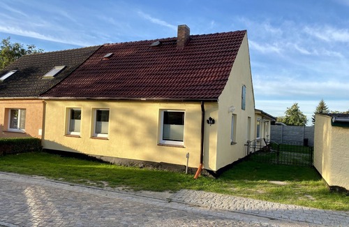 Molschow House | Holiday Home 'Fischerhaus Zecherin' with Private Terrace, Private Garden and Wi-Fi