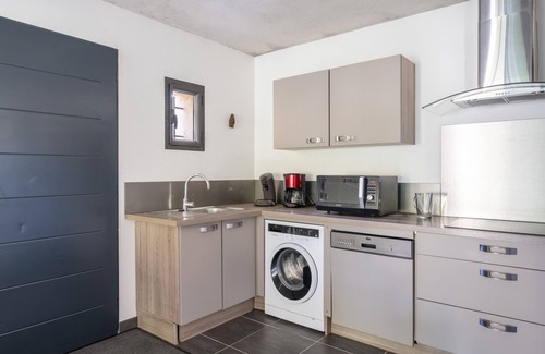 Camaret-sur-Aigues Villa | Holiday Home 'Le Gîte De Tante Berthe' with Mountain View, Private Pool and Wi-Fi