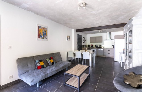 Camaret-sur-Aigues House | Holiday Home 'Petit Gîte De Tante Berthe' with Mountain View, Shared Pool and Wi-Fi