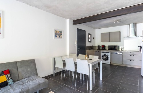 Camaret-sur-Aigues House | Holiday Home 'Petit Gîte De Tante Berthe' with Mountain View, Shared Pool and Wi-Fi