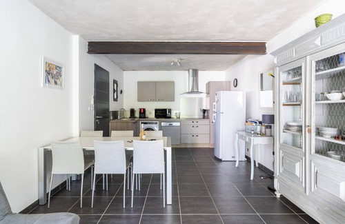 Camaret-sur-Aigues House | Holiday Home 'Petit Gîte De Tante Berthe' with Mountain View, Shared Pool and Wi-Fi
