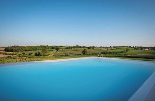 Cortona Apartment | Holiday Home 'Frantoio 6 Luxury' with Shared Pool, Wi-Fi and Air Conditioning