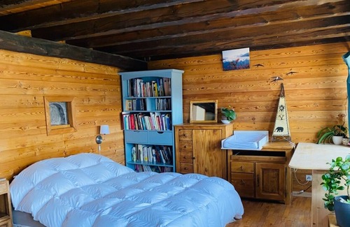 Eygliers House | Holiday Home 'Gite La Maison Du Bonheur' with Mountain View, Private Pool and Wi-Fi