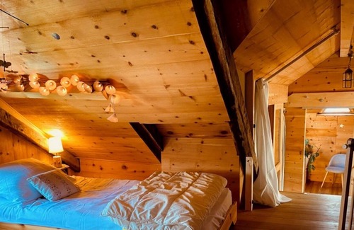 Eygliers House | Holiday Home 'Gite La Maison Du Bonheur' with Mountain View, Private Pool and Wi-Fi