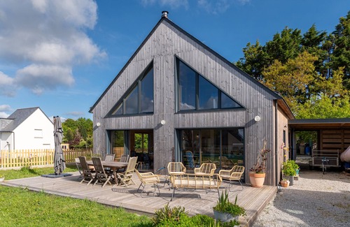 Sarzeau House | Holiday Home 'Gite Ty Laouen' with Private Terrace and Wi-Fi