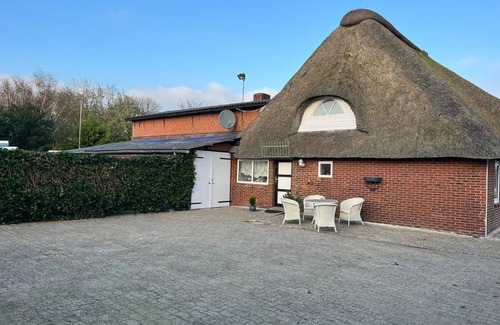 Langenhorn House | Holiday Home "Großes Reetdachhaus Langenhorn" with Garden, Terrace and Wi-Fi
