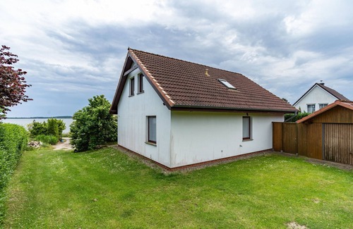 Lauterbach House | Holiday Home 'Haus Seeblick' with Sea View, Private Terrace and Wi-Fi