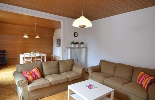 Bad Pyrmont Apartment | Holiday Home in Bad Pyrmont with Garden Views