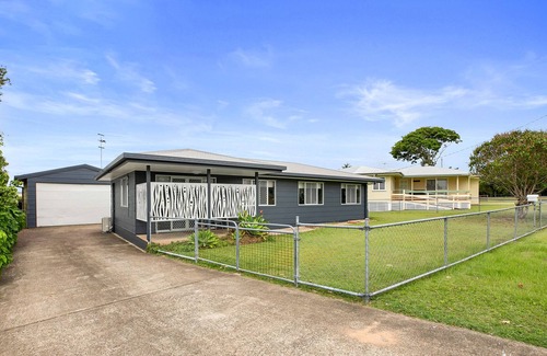 Tin Can Bay House | Holiday Home in Central location ideal for the whole family